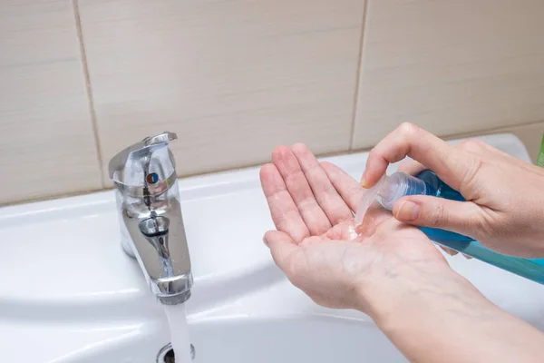 Las Manos Femeninas Lavándose Desinfectando Las Manos Baño Exprimiendo Jabón — Foto de Stock