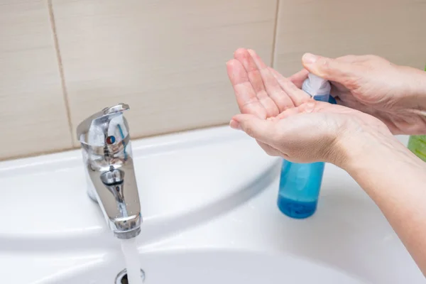 Kobiece Ręce Kobieta Myjąca Dezynfekująca Ręce Łazience Wyciskająca Antybakteryjne Mydło — Zdjęcie stockowe
