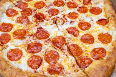 Sıcak İtalyan biberli pizza. Arka planda yakın plan..