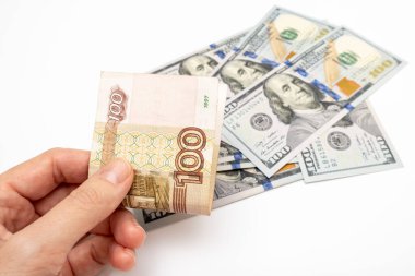 100 ruble ve Amerikan doları banknotları tutan bir el arka plan, ruble devalüasyon ve usd-ovuşturma kuru kavramı.