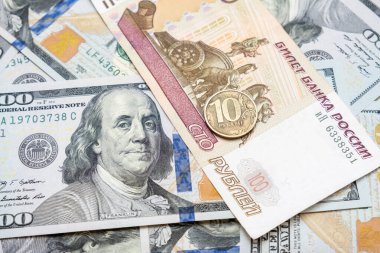 Rusya 'da yaşanan finansal krizin bir sembolü olarak Amerikan doları üzerine Rus rublesi banknotu ve madeni para..