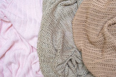 Farklı renklerde örgü örmek - pembe, bej ve kahverengi, yün elbise konseptini yıkamak ve çamaşır yıkamak.