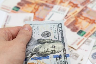 Rusya 'nın ruble geçmişi, yatırımı ve tasarruf kavramının üzerinde 100 Amerikan doları olan bir banknot..