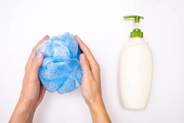 Mujer Manos Mujer Sosteniendo Accesorios Ducha Esponja Gel Ducha Lavado —  Fotos de Stock