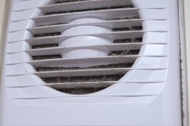 Son derece kirli ve tozlu beyaz plastik havalandırma ızgarası evde yakın çekim, sağlığa zararlı, ev temizliği konsepti..