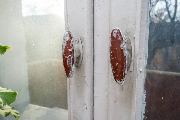 Una Vieja Ventana Con Marcos Rústicos Madera Primavera Rayos Sol — Foto de Stock