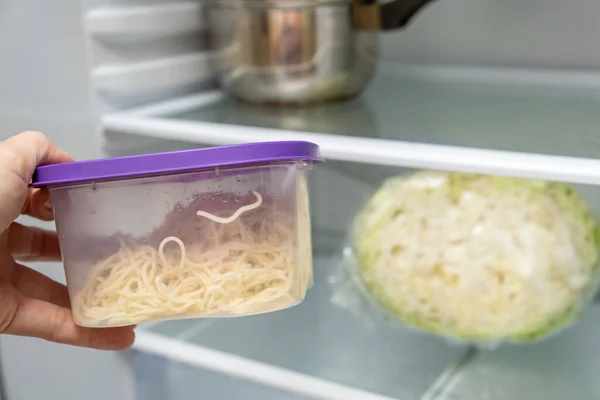 Een Hand Nemen Plastic Container Met Restjes Van Een Koelkast — Stockfoto