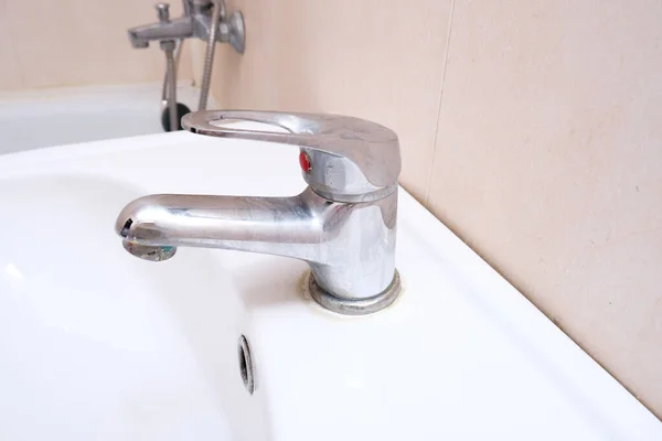 石灰スケールの汚れた蛇口 バスルームの洗面器の石灰スケールの石灰スケールの石灰化した水道水 ホームクリーニングコンセプト — ストック写真