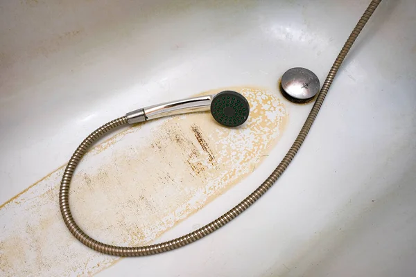 Son derece kirli banyo drenajı, kireç veya kireç pulu ve pas ile kaplı çukur ve yüzey kireçlenmiş ve paslı banyo ekipmanlarını temizliyor..