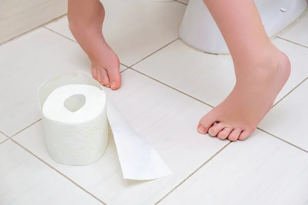 Las Piernas Recortadas Niño Sentado Inodoro Con Rollo Papel Higiénico —  Fotos de Stock