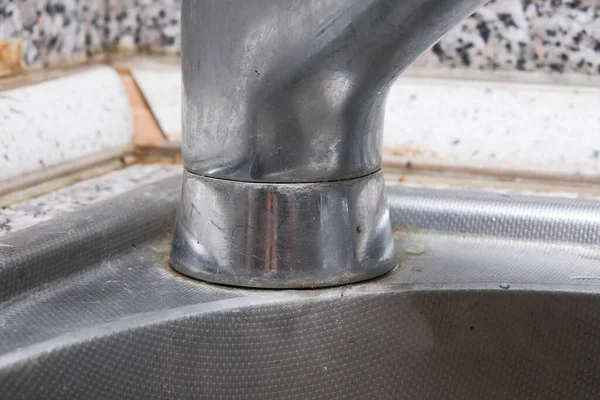 台所の蛇口や水道水の詳細石灰スケール 石灰スケールと汚れ 家の清掃の概念 — ストック写真