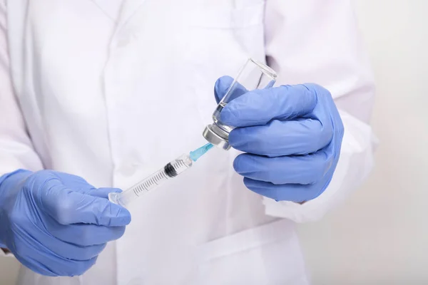 Médecin Gants Bleus Remplissant Seringue Avec Vaccin Vaccination Vaccination Contre — Photo