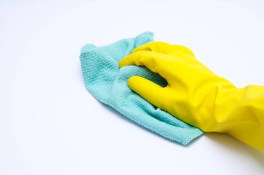 Sarı kauçuk eldiven, mikrofiber bezle toz silme, ev konseptini temizleme, beyaz arka plan..
