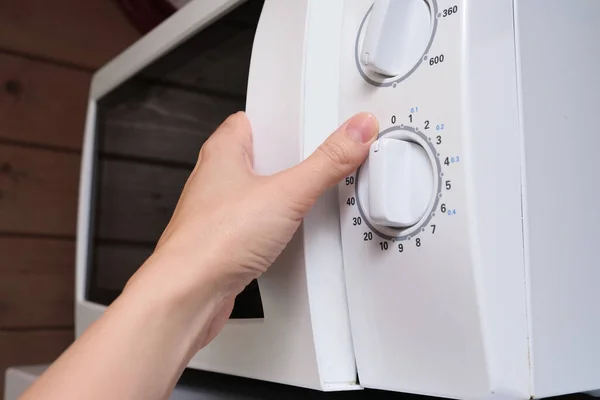 Horno Microondas Apertura Manual Mujer Para Preparar Calentar Comida Para — Foto de Stock