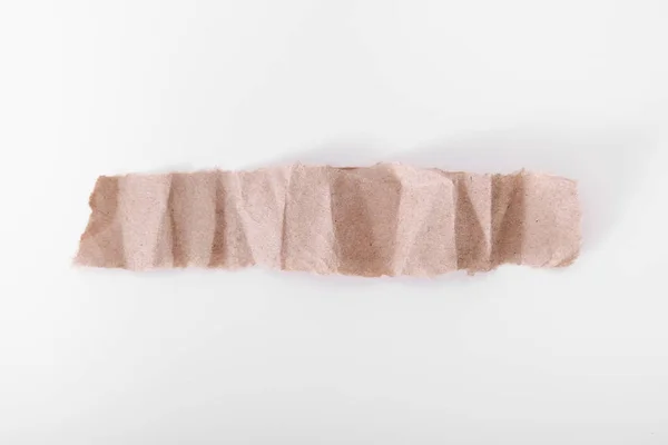 Peça encanada de papel reciclado artesanal enrugado crumpled no fundo branco, armações para o site eco — Fotografia de Stock
