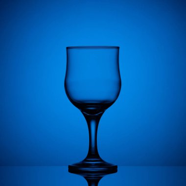 Mavi arka planda boş şarap kadehi