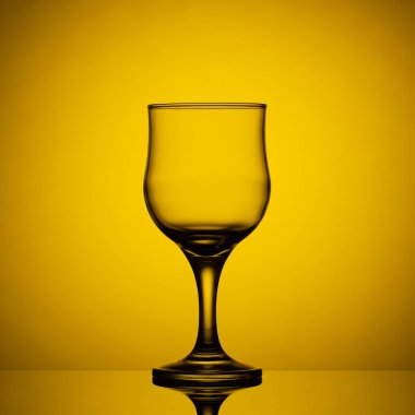 Sarı arka planda boş şarap kadehi