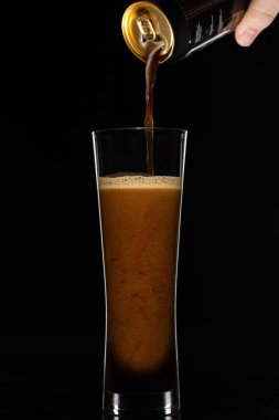 Lesnoy, Rusya - 25 Ocak 2020. Siyah arka planda Guinnes birası.