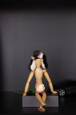 Manken oturmuş aşkı bekliyordu..