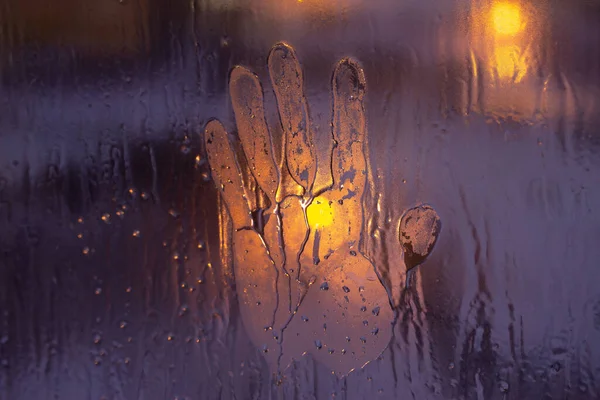 Leicht verschwommener Handabdruck auf einem gefrorenen Fenster. — Stockfoto