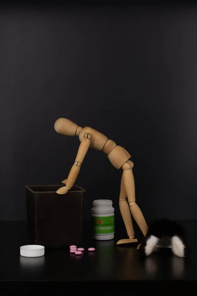 Composizione di bambole e sostanze narcotiche su sfondo scuro. Il concetto di cattive abitudini . — Foto Stock