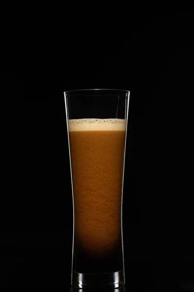 Dunkles Bier auf schwarzem Hintergrund — Stockfoto