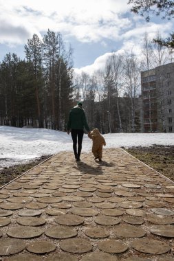 Bir anne ve çocuk uzaklara gider. Bilinmeyen. yol