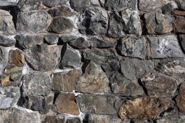 Duvar, çevre için taş ve betonla kaplı.