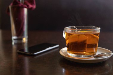 Kafedeki masanın üstünde bir fincan çay.