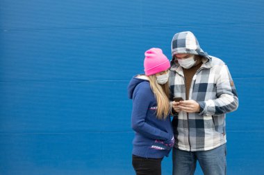 Adam ve tıbbi maskeli şapşallar. Karantina