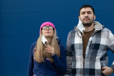 Adam ve tıbbi maskeli şapşallar. Karantina