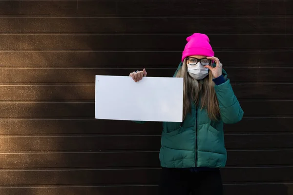 Chica Con Póster Una Máscara Médica — Foto de Stock