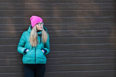 Kerpitöz duvarın arkasında duran genç kız.