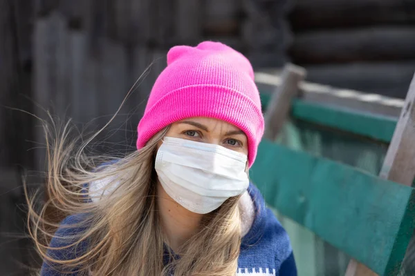 Chica Con Máscara Médica Campo — Foto de Stock