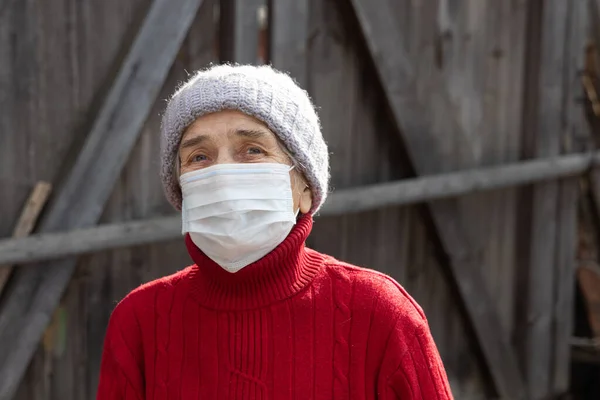 Abuela Una Máscara Médica Que Vive Pueblo — Foto de Stock