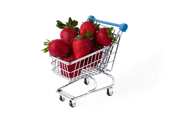 Panier d'épicerie avec fraises sur fond blanc — Photo