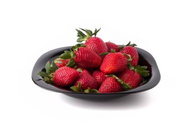 Siyah tabakta taze çilekler