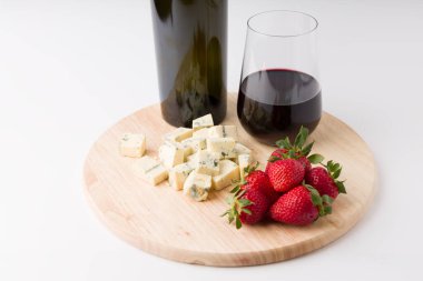 Meyve ve peynirli kırmızı şarap.