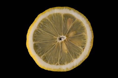 Siyah bir arka planda dilimlenmiş limon.