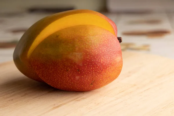 Mango fresco e succoso su una tavola di legno . — Foto Stock