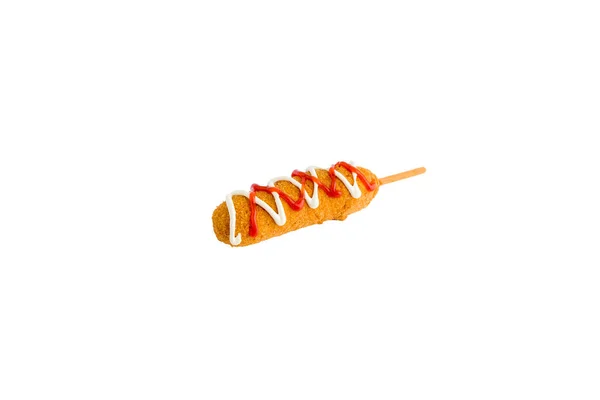 Korv i smet på en pinne på vit bakgrund med ketchup och majonnäs — Stockfoto