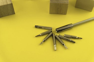 Değişken tornavida seti farklı metal st tipleriyle