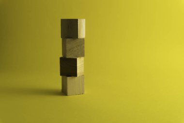 Sarı arka planda tahta bloklar.