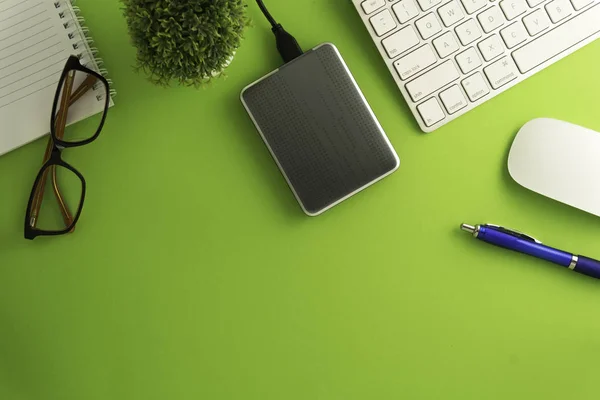 Yeşil arkaplan ofis masasındaki boş sayfa üst görünümü Telifsiz Stok Fotoğraflar