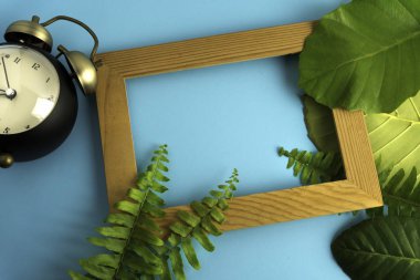 Tropikal yapraklı çerçeve yaz arkaplanı 