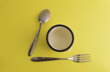 Kaşık ve çatal, sarı arka planlı yemek konsepti., 