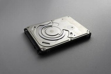 Sabit diskin iç mekanizma donanımını kapat. Yumuşak odak 