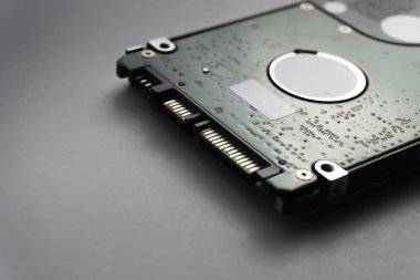 Sabit diskin iç mekanizma donanımını kapat. Yumuşak odak 