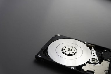 Sabit diskin iç mekanizma donanımını kapat. Yumuşak odak 