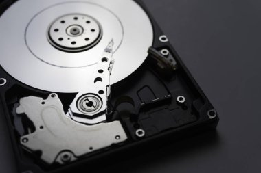 Sabit diskin iç mekanizma donanımını kapat. Yumuşak odak 